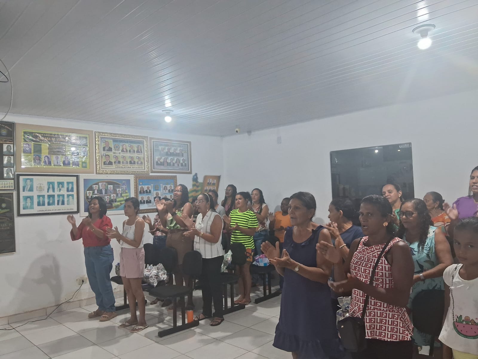 Câmara Municipal de Francisco Ayres Celebra o Dia das Mães em Sessão Solene